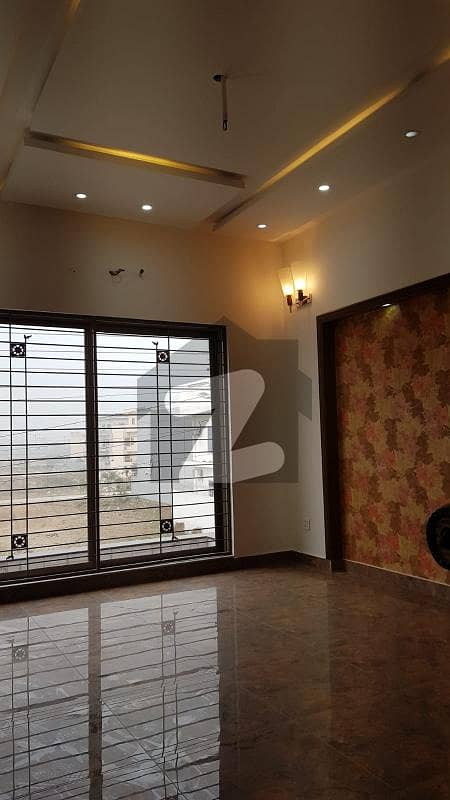 ایل ڈی اے ایوینیو ۔ بلاک جے ایل ڈی اے ایوینیو لاہور میں 5 کمروں کا 10 مرلہ مکان 2.8 کروڑ میں برائے فروخت۔