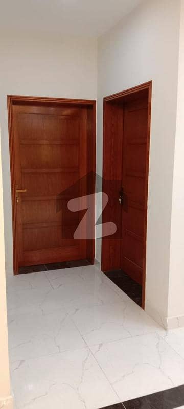 لیک سٹی ۔ سیکٹر ایم ۔ 5 لیک سٹی رائیونڈ روڈ لاہور میں 6 کمروں کا 10 مرلہ مکان 2.7 کروڑ میں برائے فروخت۔