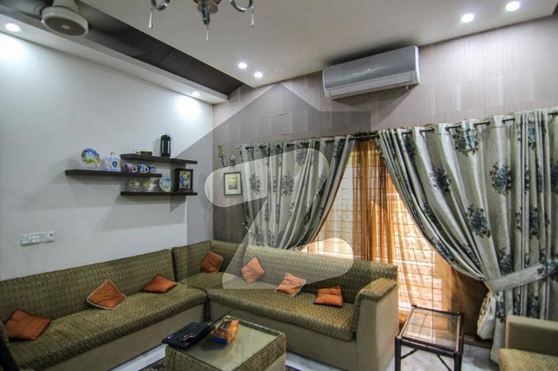 ڈی ایچ اے فیز 5 ڈیفنس (ڈی ایچ اے) لاہور میں 4 کمروں کا 10 مرلہ مکان 1.9 لاکھ میں کرایہ پر دستیاب ہے۔