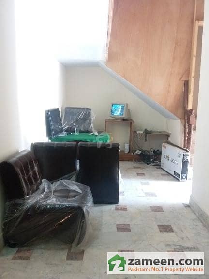 Room Available For Rent In Girls Hostel