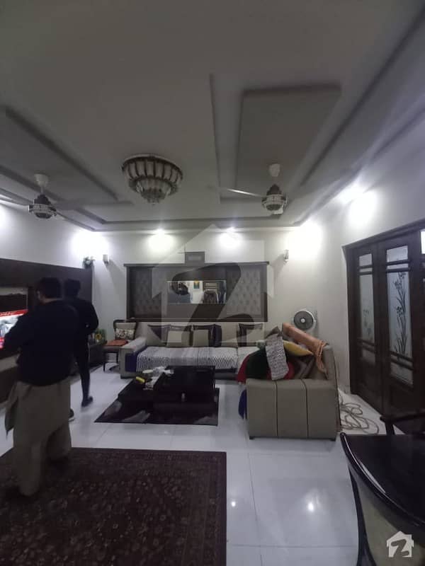 گارڈن ٹاؤن - شیر شاہ بلاک گارڈن ٹاؤن لاہور میں 4 کمروں کا 10 مرلہ مکان 3.25 کروڑ میں برائے فروخت۔