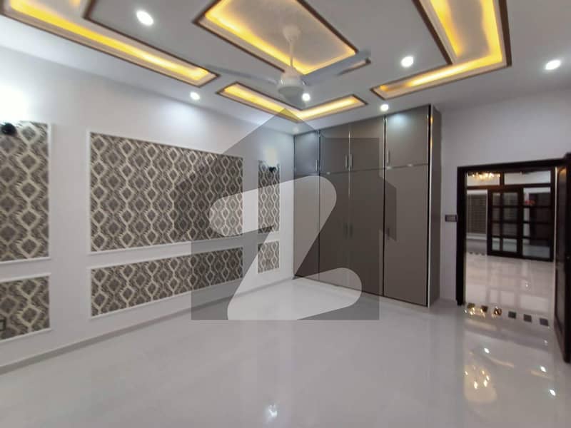 ماڈل ٹاؤن ۔ بلاک سی ماڈل ٹاؤن لاہور میں 5 کمروں کا 1 کنال مکان 8 کروڑ میں برائے فروخت۔