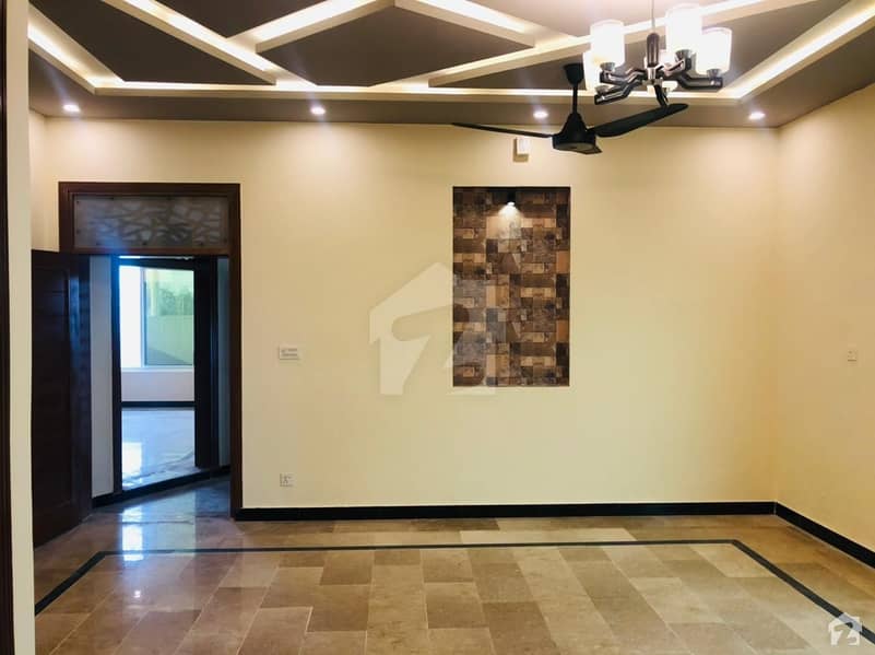 20 Marla House In Stunning Hayatabad Is Available For Rent