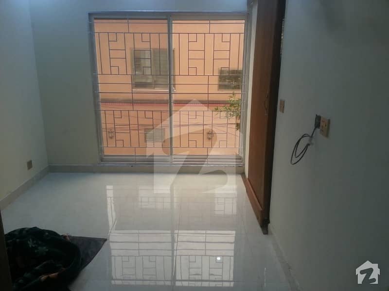 ایڈن بولیوارڈ ہاؤسنگ سکیم کالج روڈ لاہور میں 3 کمروں کا 3 مرلہ مکان 45 ہزار میں کرایہ پر دستیاب ہے۔