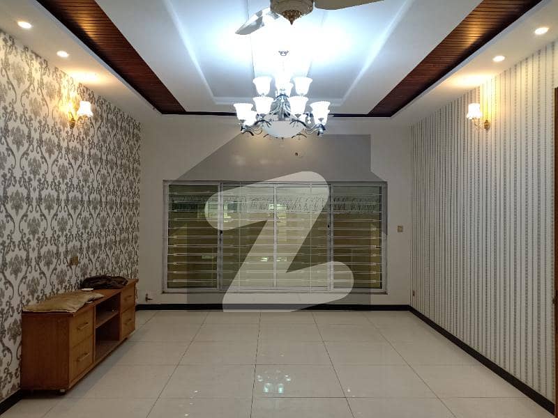 ONE KANAL SUPERB LUSH HOUSE AVAILABLE FOR SALE
