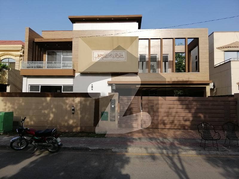 بحریہ ٹاؤن ۔ بابر بلاک بحریہ ٹاؤن سیکٹر A بحریہ ٹاؤن لاہور میں 5 کمروں کا 1 کنال مکان 4.6 کروڑ میں برائے فروخت۔