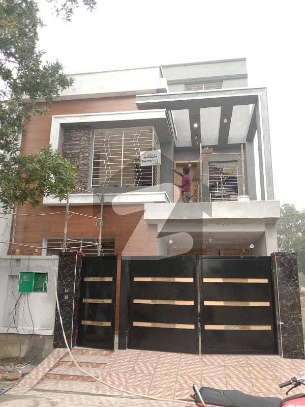 بحریہ ٹاؤن سیکٹر سی بحریہ ٹاؤن لاہور میں 3 کمروں کا 5 مرلہ مکان 1.25 کروڑ میں برائے فروخت۔