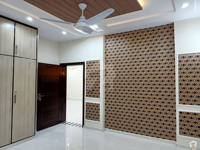 ماڈل ٹاؤن ۔ بلاک سی ماڈل ٹاؤن لاہور میں 5 کمروں کا 2 کنال مکان 13 کروڑ میں برائے فروخت۔
