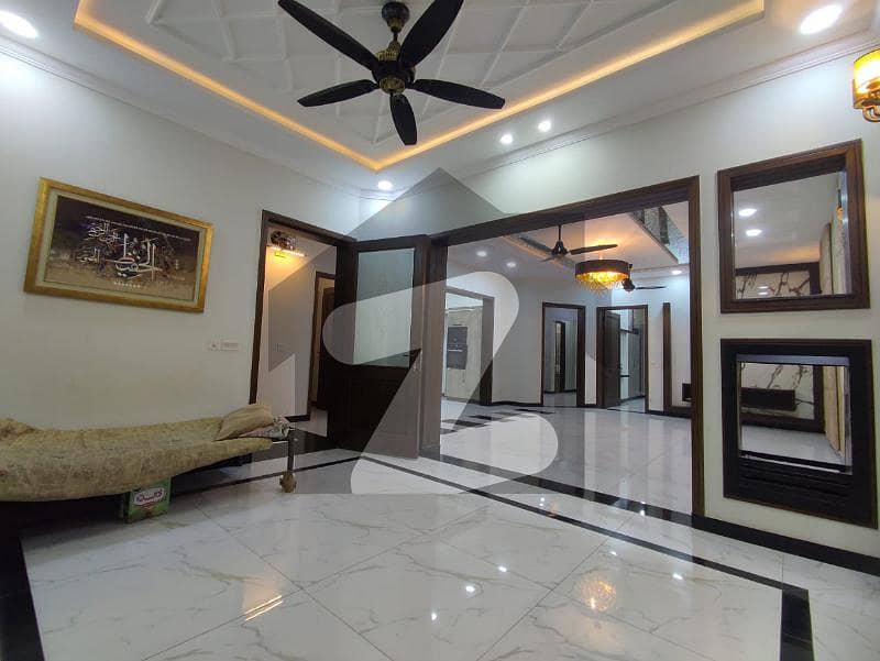 بحریہ ٹاؤن سیکٹرڈی بحریہ ٹاؤن لاہور میں 5 کمروں کا 10 مرلہ مکان 3.25 کروڑ میں برائے فروخت۔