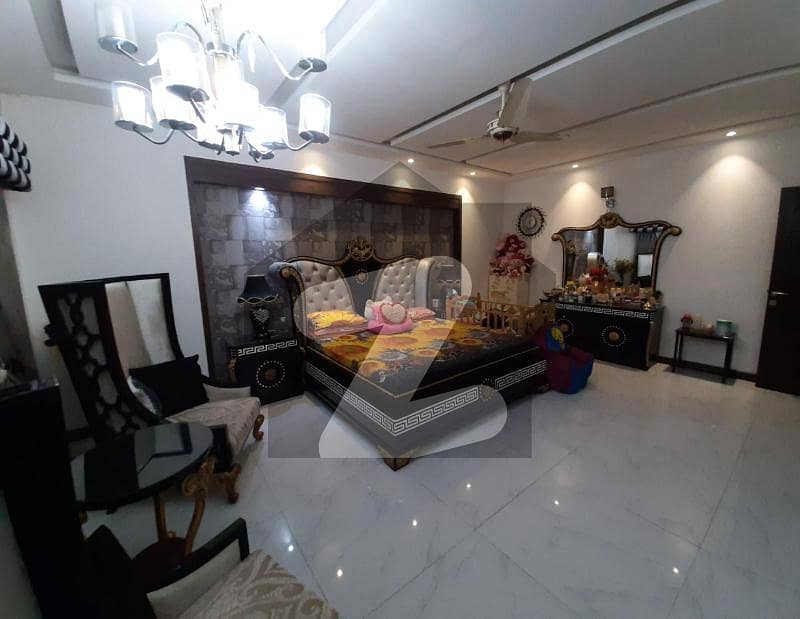 ڈی ایچ اے فیز 5 - بلاک بی فیز 5 ڈیفنس (ڈی ایچ اے) لاہور میں 5 کمروں کا 1 کنال مکان 6 کروڑ میں برائے فروخت۔