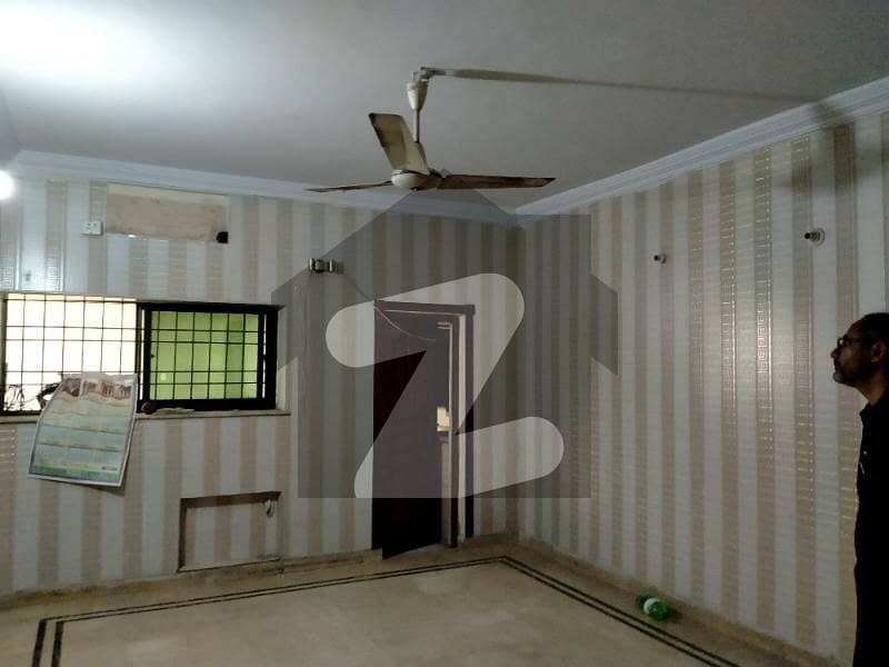 مال روڈ لاہور میں 4 کمروں کا 1 کنال مکان 11.2 کروڑ میں برائے فروخت۔