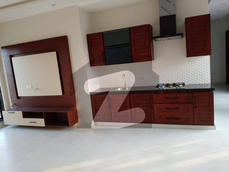 پی آئی اے ہاؤسنگ سکیم لاہور میں 4 کمروں کا 8 مرلہ مکان 2.7 کروڑ میں برائے فروخت۔