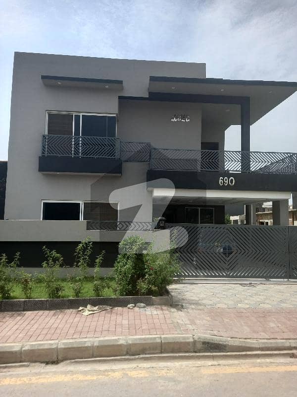 10 Marla Brand New Luxury House Available For Rent