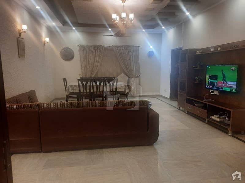 سلطان ٹاؤن لاہور میں 4 کمروں کا 10 مرلہ مکان 1.9 کروڑ میں برائے فروخت۔
