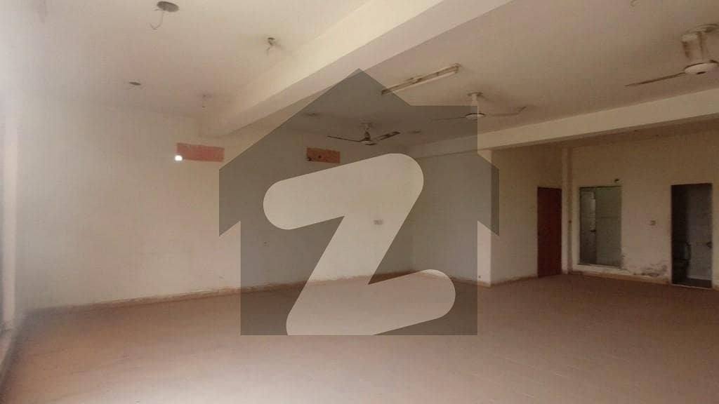 ڈی ایچ اے فیز 2 - بلاک ایس فیز 2 ڈیفنس (ڈی ایچ اے) لاہور میں 5 مرلہ عمارت 6 کروڑ میں برائے فروخت۔