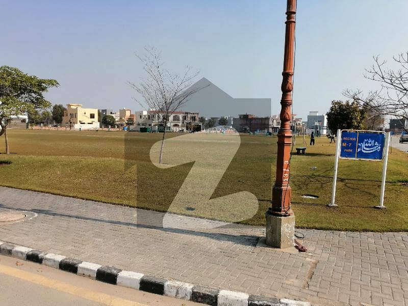 1 Kanal Plot On 60 Feet Road In Golf Estate 2 (executive Class) In Lake City - Sector M-4