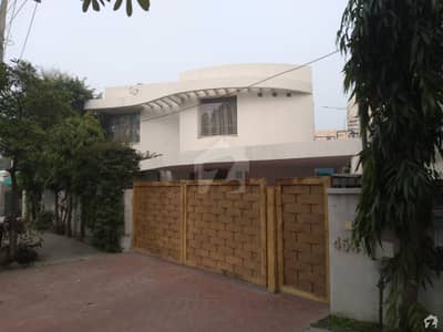 عابد مجید روڈ کینٹ لاہور میں 4 کمروں کا 19 مرلہ مکان 9.5 کروڑ میں برائے فروخت۔