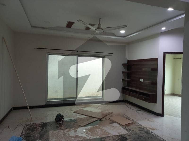 ڈی ایچ اے فیز 8 ڈیفنس (ڈی ایچ اے) لاہور میں 2 کمروں کا 10 مرلہ بالائی پورشن 50 ہزار میں کرایہ پر دستیاب ہے۔