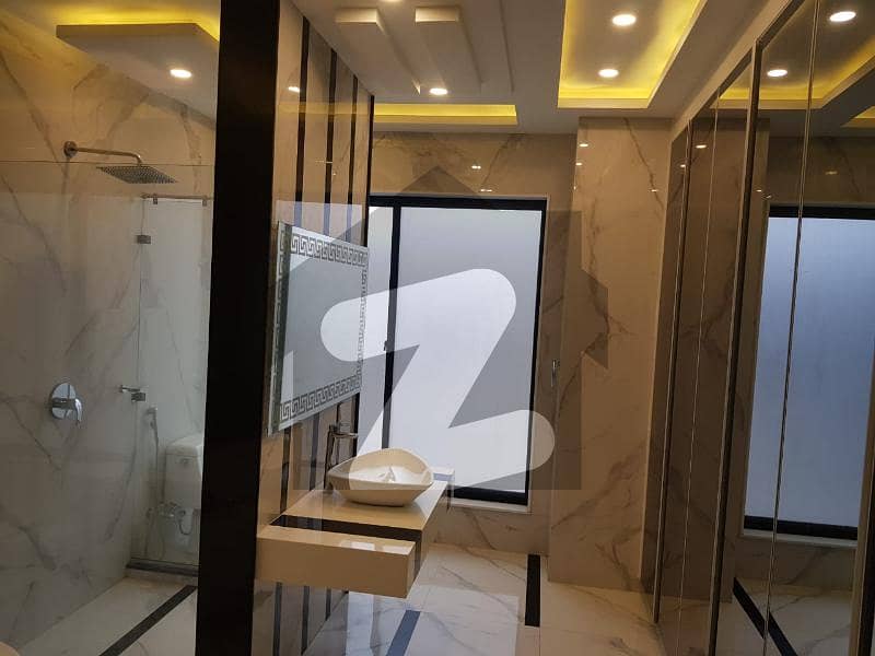 ڈی ایچ اے فیز 2 ڈیفنس (ڈی ایچ اے) لاہور میں 5 کمروں کا 1 کنال مکان 2.4 لاکھ میں کرایہ پر دستیاب ہے۔