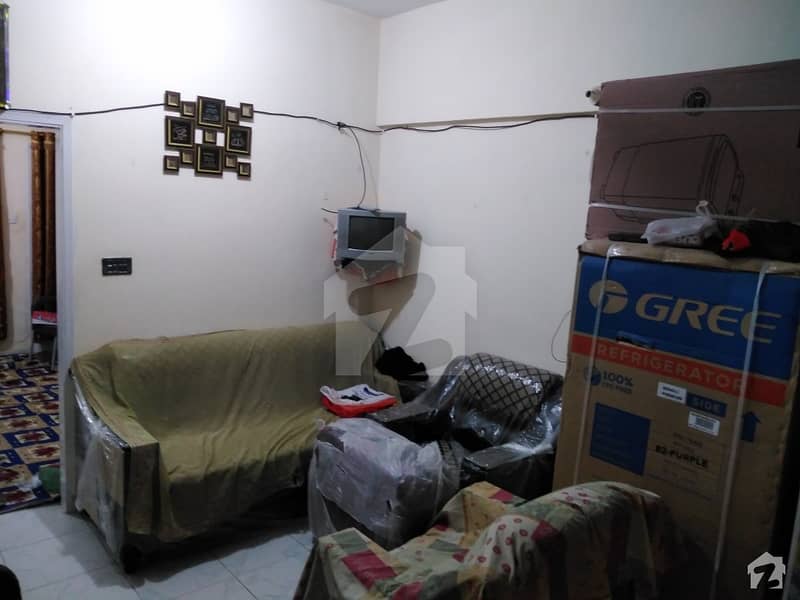 بوہری بازار حیدر آباد میں 3 کمروں کا 6 مرلہ فلیٹ 68 لاکھ میں برائے فروخت۔
