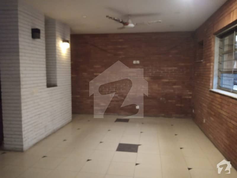 ظفر علی روڈ گلبرگ لاہور میں 4 کمروں کا 10 مرلہ مکان 1.7 لاکھ میں کرایہ پر دستیاب ہے۔