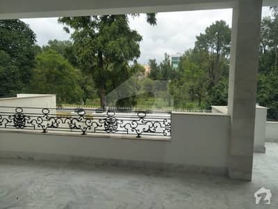 ایمبسی روڈ لاہور میں 9 کمروں کا 2 کنال مکان 15 لاکھ میں کرایہ پر دستیاب ہے۔