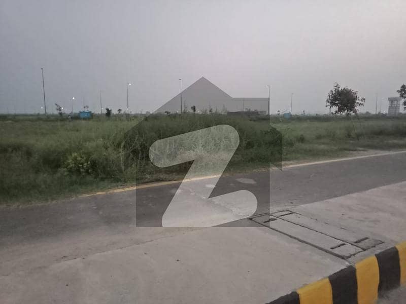 ڈی ایچ اے فیز 8 - بلاک وائے فیز 8 ڈیفنس (ڈی ایچ اے) لاہور میں 5 مرلہ رہائشی پلاٹ 95 لاکھ میں برائے فروخت۔