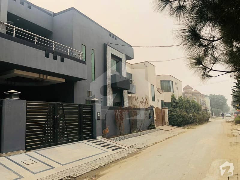 ریوینیو سوسائٹی لاہور میں 5 کمروں کا 11 مرلہ مکان 2.8 کروڑ میں برائے فروخت۔