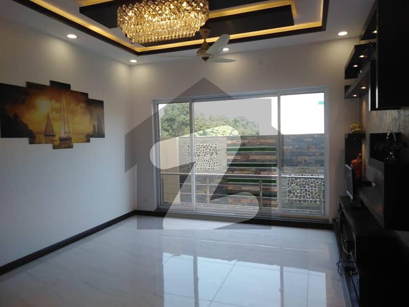 سلطان ٹاؤن لاہور میں 5 کمروں کا 1 کنال مکان 4 کروڑ میں برائے فروخت۔