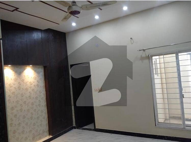 سلطان ٹاؤن لاہور میں 7 کمروں کا 7 مرلہ مکان 2 کروڑ میں برائے فروخت۔