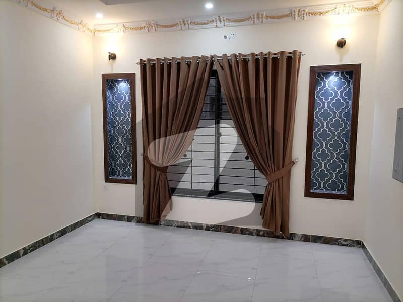 سلطان ٹاؤن لاہور میں 7 کمروں کا 7 مرلہ مکان 1.7 کروڑ میں برائے فروخت۔
