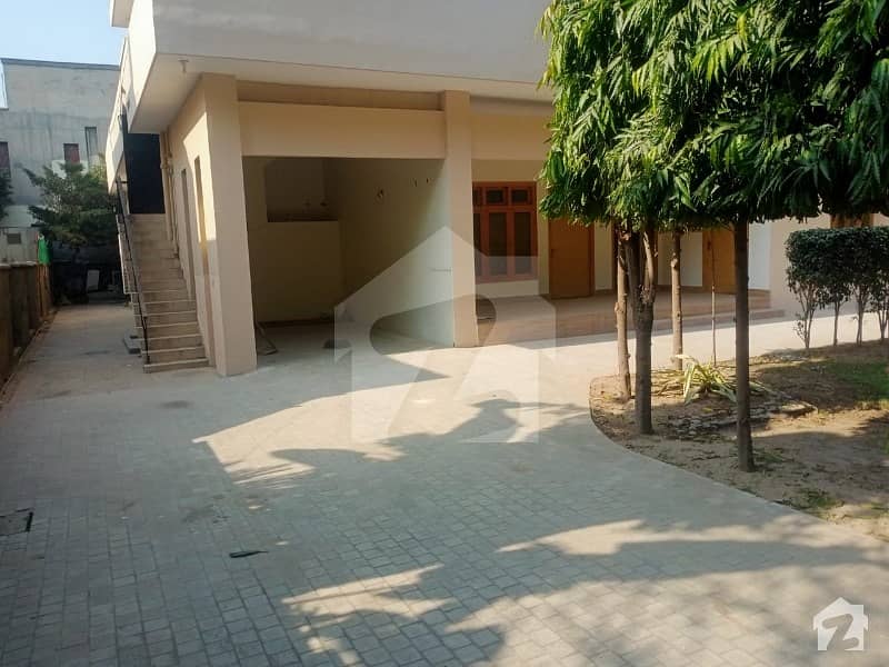 پی اے ایف آفیسرز کالونی کینٹ لاہور میں 2 کمروں کا 12 مرلہ مکان 65 ہزار میں کرایہ پر دستیاب ہے۔