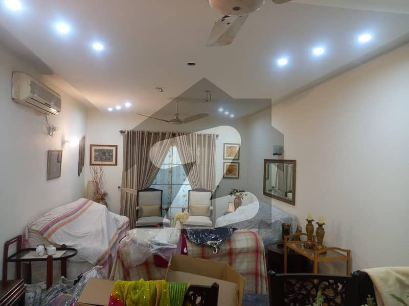 کیولری گراؤنڈ لاہور میں 4 کمروں کا 12 مرلہ مکان 1.7 لاکھ میں کرایہ پر دستیاب ہے۔