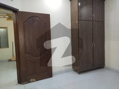 سمن آباد لاہور میں 2 کمروں کا 2 مرلہ فلیٹ 18 ہزار میں کرایہ پر دستیاب ہے۔