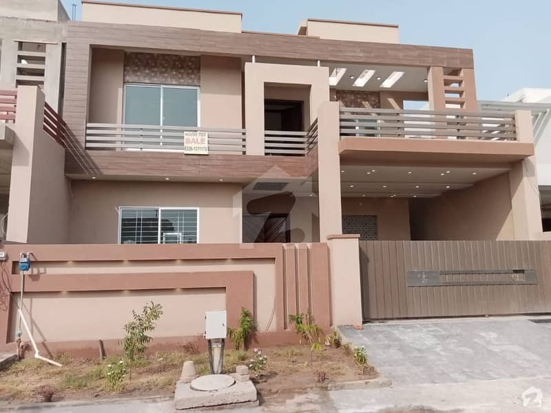 خیابانِ گارڈنز فیصل آباد میں 5 کمروں کا 11 مرلہ مکان 3.5 کروڑ میں برائے فروخت۔