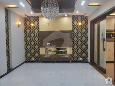 بحریہ ٹاؤن مین بلیوارڈ بحریہ ٹاؤن لاہور میں 3 کمروں کا 5 مرلہ مکان 1.4 کروڑ میں برائے فروخت۔