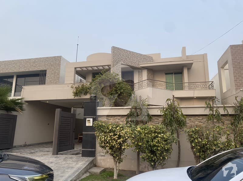 کینال روڈ فیصل آباد میں 5 کمروں کا 17 مرلہ مکان 5.5 کروڑ میں برائے فروخت۔