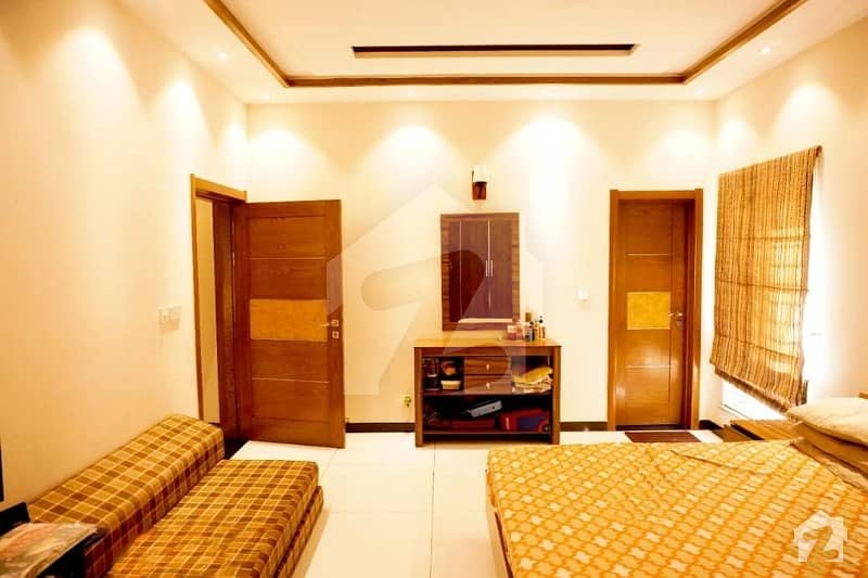 پیپلز کالونی - بلاک بی پیپلز کالونی نمبر 1 فیصل آباد میں 6 کمروں کا 10 مرلہ مکان 6 کروڑ میں برائے فروخت۔