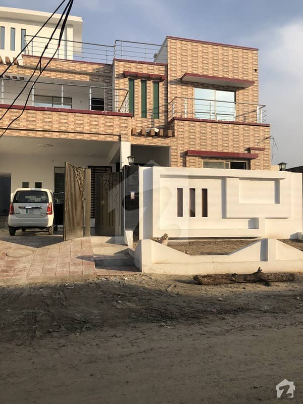 گلشنِ مدینہ فیصل آباد میں 9 کمروں کا 12 مرلہ مکان 2.25 کروڑ میں برائے فروخت۔