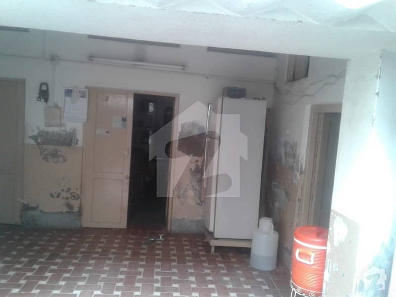 گھنٹا گھر چوک ملتان میں 4 کمروں کا 6 مرلہ مکان 65 لاکھ میں برائے فروخت۔