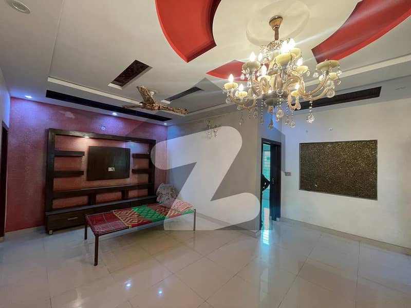 ماڈل ٹاؤن ۔ بلاک ای ماڈل ٹاؤن لاہور میں 5 کمروں کا 1 کنال مکان 5.6 کروڑ میں برائے فروخت۔