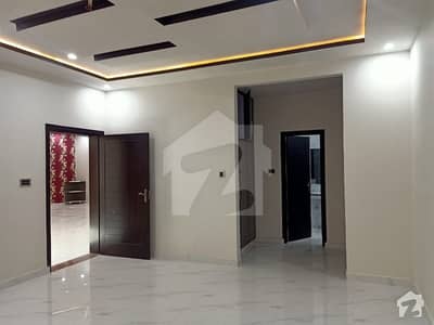 لاثانی ٹاؤن فیصل آباد میں 5 کمروں کا 10 مرلہ مکان 3.25 کروڑ میں برائے فروخت۔