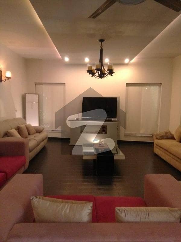 نیو مسلم ٹاؤن لاہور میں 5 کمروں کا 1 کنال مکان 4.7 کروڑ میں برائے فروخت۔