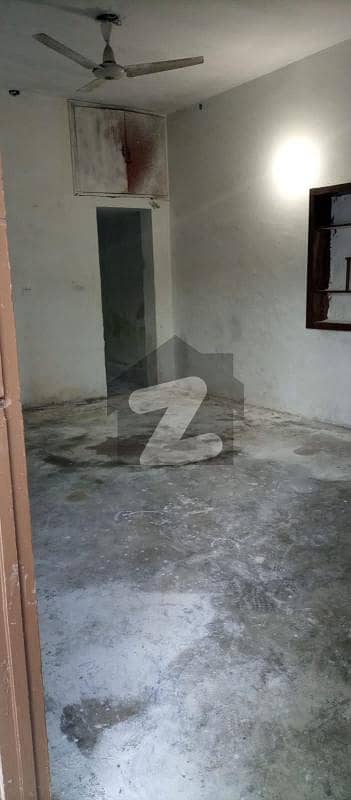 ورسک روڈ پشاور میں 4 کمروں کا 10 مرلہ زیریں پورشن 25 ہزار میں کرایہ پر دستیاب ہے۔