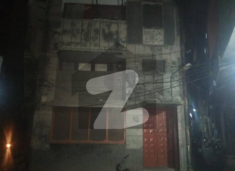 آزادی چوک لاہور میں 7 کمروں کا 5 مرلہ مکان 98 لاکھ میں برائے فروخت۔