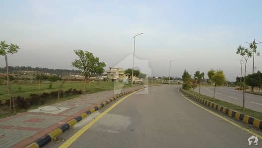 ٹاپ سٹی ۱ راولپنڈی میں 4 کنال کمرشل پلاٹ 80 کروڑ میں برائے فروخت۔