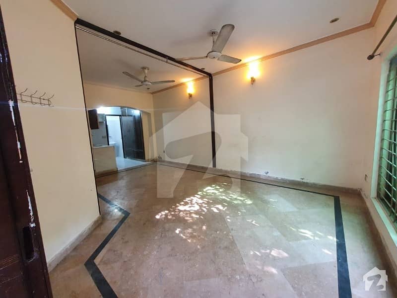 بحریہ ٹاؤن سیکٹر B بحریہ ٹاؤن لاہور میں 1 کمرے کا 8 مرلہ کمرہ 20 ہزار میں کرایہ پر دستیاب ہے۔