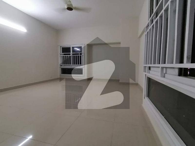 کلفٹن ۔ بلاک 6 کلفٹن کراچی میں 3 کمروں کا 11 مرلہ فلیٹ 4.9 کروڑ میں برائے فروخت۔