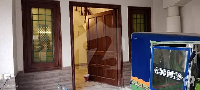 شادمان کالونی فیصل آباد میں 5 کمروں کا 12 مرلہ مکان 70 ہزار میں کرایہ پر دستیاب ہے۔