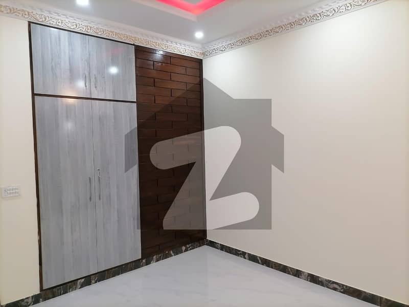 لیک سٹی ۔ سیکٹر ایم ۔ 3اے لیک سٹی رائیونڈ روڈ لاہور میں 7 کمروں کا 1 کنال مکان 6.5 کروڑ میں برائے فروخت۔